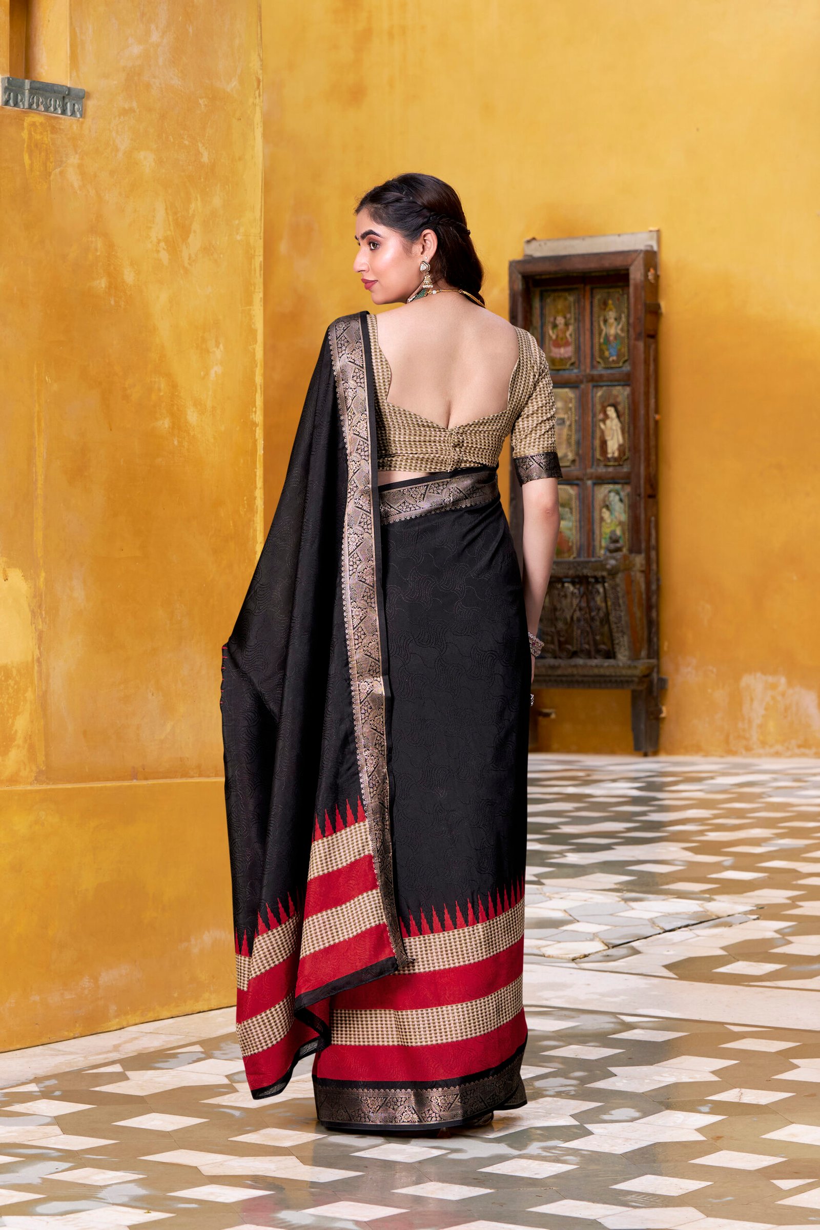Look Pretty Wearing This Lovely Designer  Saree