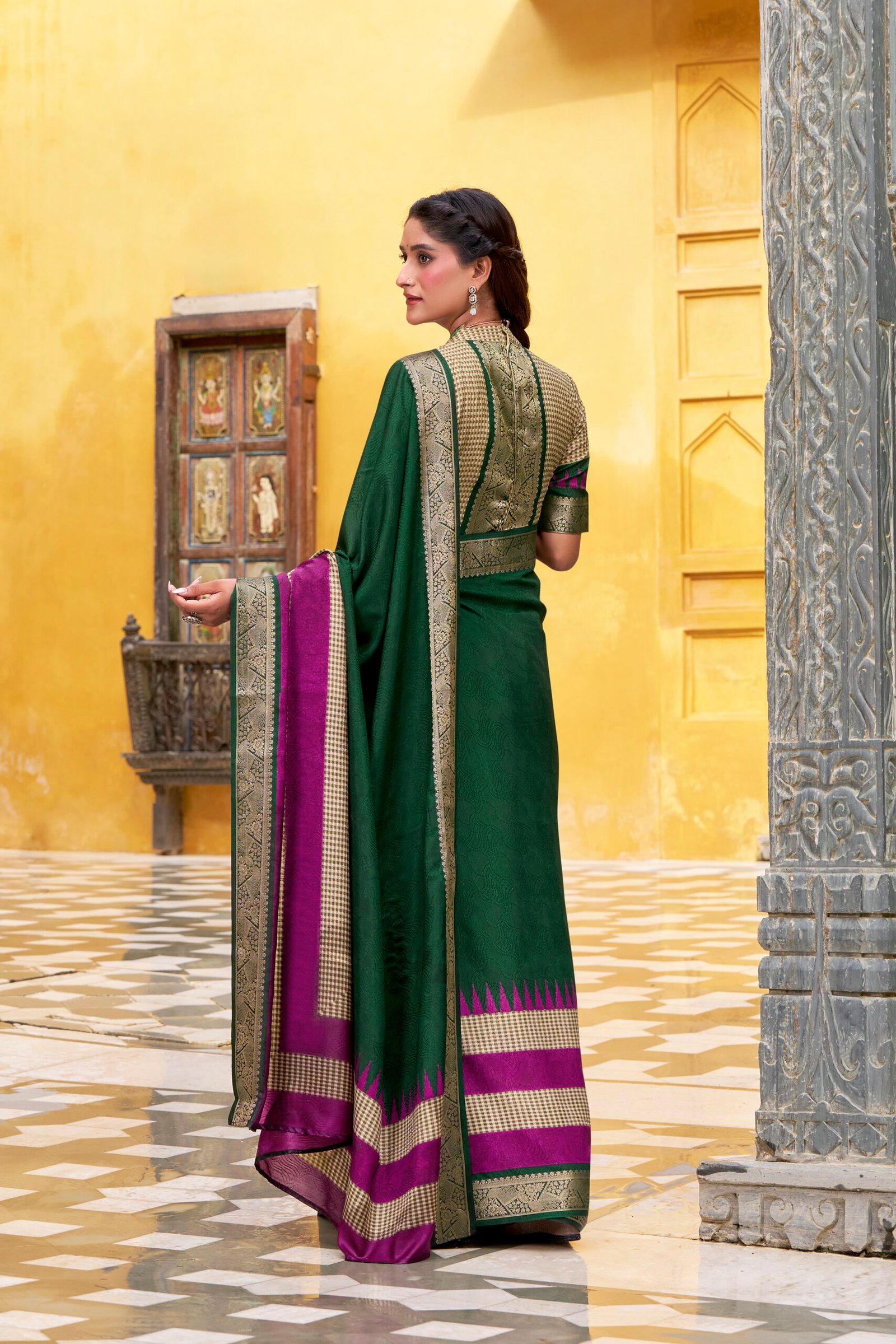 Look Pretty Wearing This Lovely Designer  Saree
